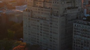 Günbatımı, Beresford 'daki lüks apartmanın gölgelerini Central Park ve Manhattan' daki Yukarı Batı Yakası 'nda sergiliyor..