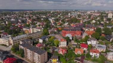 Litvanya 'nın Kaunas kentinde, canlı kentsel faaliyetlerin ortasında konut inşaatının sergilendiği, havadan bakıldığında çağdaş ve tarihsel mimarinin bir karışımı yer alıyor..