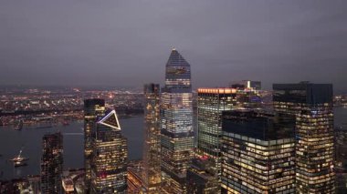 Midtown Manhattan 'ın batı yakasındaki Hudson Yards' ın parlayan gökdelenleri New York 'un mimari ihtişamını aydınlatıyor..