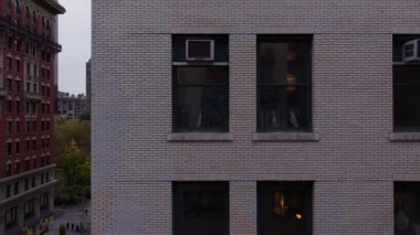 Yüksek gökdelenler arasında yoğun 5. Cadde trafiği, parlak gün ışığında yemyeşil alandan geçmek, metropoliten enerjiyi yakalamak....