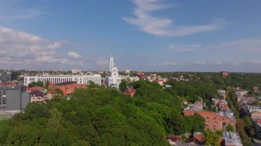 Güneşli bir yaz gününde Kaunas şehir merkezinin havadan görünüşü Litvanya 'nın ikinci en büyük şehri olan Mimari, Yeşillik ve Hristiyanların Diriliş Kilisesi' ni gösteriyor..