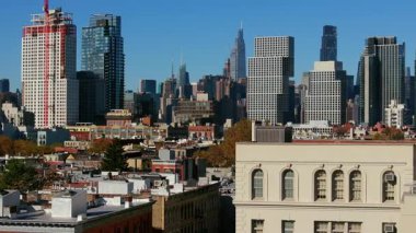 İnşaat işçileri Brooklyn 'deki bir binanın çatısını restore ediyor, kentsel gelişimi arttırıyor ve mimari manzarayı değiştiriyor..