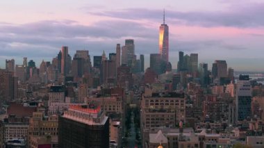 Gün batımında Manhattan 'ın canlı gökdelenlerini ve şehir mimarisini dramatik bir gökyüzüyle görüntülemek..