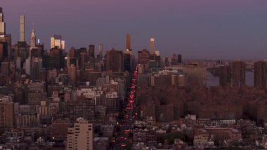 Kırmızı stop lambaları 1. Cadde 'den geçiyor. Stuyvesant Kasabası' nın yakınında. Manhattan 'ın doğu yakasındaki Peter Cooper Village..