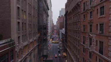 Manhattan caddesinde dokuma yapan araçlar inşaat iskelesi olan yüksek gökdelenlerin pencerelerinin yanından geçiyor..