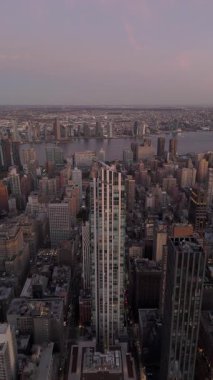 Dikey manzara, Empire State Binası ve Manhattan 'ın diğer ikonik gökdelenlerinin yer aldığı New York City gökdelenini alacakaranlıkta yakalıyor..