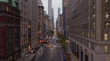 Hava görüntüsü, Beşinci Cadde boyunca aydınlık ofis kuleleri, Manhattan 'da alacakaranlık ortamı altında parlayan sokak trafiği..