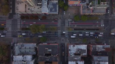 Kalabalık Manhattan kavşakları araç hareketlerini, şehir altyapısını mimari detaylar ve hareketli şehir trafik modelleriyle vurgulayan hava görünümünü gösteriyor.