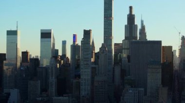 Manhattan şehir merkezinin havadan görünüşü Chrysler Binası ve Park Avenue Apartmanları 'nı gösteriyor. Kamera gökyüzünde modern ve klasik binaları gösteriyor..