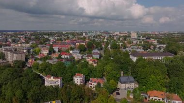 Hava görüntülerinde, güneşli bir yaz gününde Kaunas, Litvanya 'da kayan bulutların altında evler ve binaların yer aldığı bir yerleşim alanı gösteriliyor..