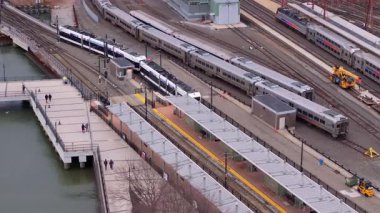 Nehir kenarındaki tren Hoboken, New Jersey 'e geliyor. Mimari altyapısı göze çarpıyor..