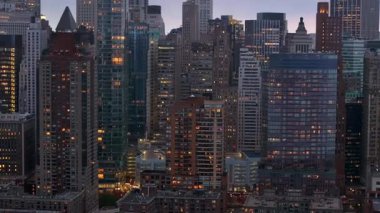 Manhattan 'ın aydınlık siluetini yakalayan hava görüntüleri, mimari çeşitliliği ve şehir manzarasının alacakaranlık saatlerinde parladığını gözler önüne seriyor..