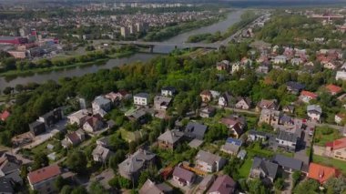 Litvanya 'nın Kaunas kentindeki Neris Nehri' ni çevreleyen yemyeşil ağaçları olan yerleşim yerleri. Modern mimari bu gökyüzü görünümünde doğayla harmanlanır..