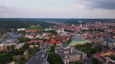 İkonik Gediminas Kulesi ve gezgin Neris Nehri 'nin yer aldığı Vilnius' un eski kasabası, gökyüzü perspektifinden sergileniyor..