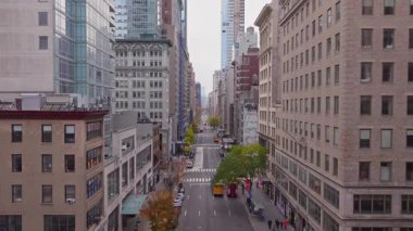 Manhattan 5ht Bulvarı 'nı aydınlatan havacılık şehri altın sonbahar güneşi altında hareketli caddeleri sergiliyor..