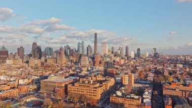 Brooklyn şehir merkezinin şehir manzarasını gösteren hava perspektifi arka planda Aşağı Manhattan, New York.