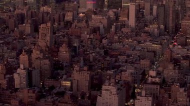 Manhattan 'a yerleşen alacakaranlık, uzayan gölgeler ve ışıldayan şehir ışıkları, büyüleyici bir gece manzarasına dönüşüyor..