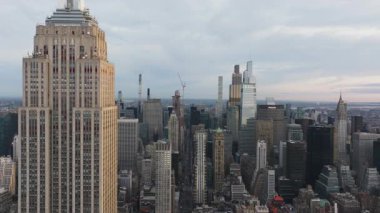 Güneş ışığı Manhattan şehir merkezindeki gökdelenleri yavaşça aydınlatıyor. Empire State Binası terası havadan perspektife yakın..