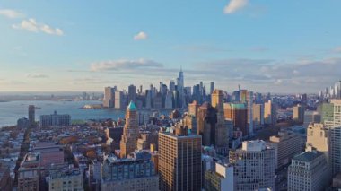 Brooklyn şehir merkezi, East River, One World Trade Center ve Lower Manhattan gökdelenleri ile mavi gökyüzü altında.