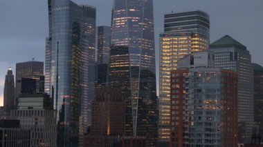 Altından ışınlar Manhattan ufuk çizgisini silip süpürüyor, cam cephelerde ve kentsel siluetlerde parlıyor alacakaranlık saatlerinde havadan perspektiften.