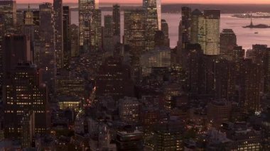 Günbatımı, New York şehrinin gökdelenleri, bir dünya ticaret merkezi ve Aşağı Manhattan 'ın gökdelenlerini sıcacık ve canlı renklerle aydınlatıyor..