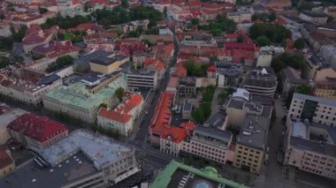 Litvanya 'nın Vilnius caddelerinin havadan görünüşü. Arabalar yol boyunca gidiyor ve insanlar kaldırımlarda yürüyor..