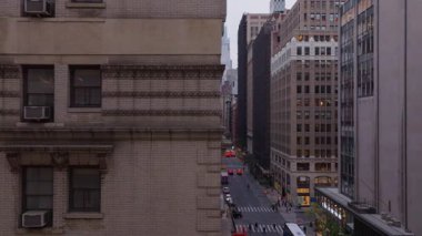 Manhattan şehir merkezindeki ofisleri ve konut binalarını gösteren hava görüntüsü, beton kanyonda gezinen araçlarla yoğun şehir şebekesi.