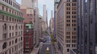Manhattan şehri sarı taksilerle dolup taşıyor. Beşinci Cadde 'de, altın sonbahar ışığı altında sabah trafiğinin doruk noktasını gösteriyor..