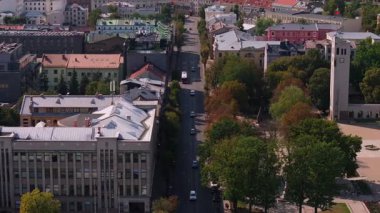 Litvanya, Kaunas 'ın havadan görünüşü. Kamera şehir merkezinin üzerinde ilerliyor, mimariyi ve şehir manzarasını gösteriyor..