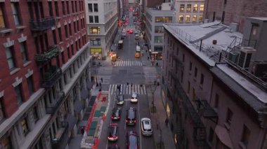 New York 'un hareketli caddeleri, kavşaklardan geçen yayalar, kavşakları çevreleyen yüksek binalar, şehir merkezindeki kırmızı tur otobüsü..