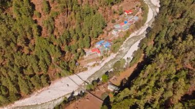 Bereketli orman ve Nepal 'in geleneksel köyü Jorsale' de Himalaya Dağları 'nın dramatik manzarasına yerleşmiş dolambaçlı nehirleri görüntüleyen hava görüntüleri..