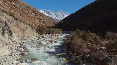 Everest Dağı 'ndan yükselen dağ nehri Himalaya' nın kayalık arazisini kesiyor ve uzak Nepal 'deki el değmemiş vahşi doğayı güçlü bir doğal su hareketiyle ortaya çıkarıyor..