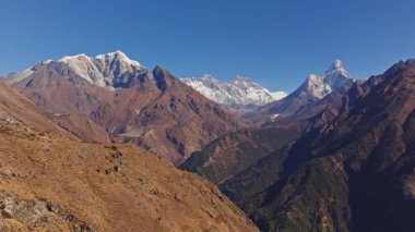 Komşu tepelerin üzerinde yükselen Everest Dağı Nepal 'den yükselen Syangboche Havalimanı yakınlarındaki Himalaya manzarası..