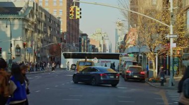 Teslimat kuryesi Manhattans Chelsea Mahallesi 'nde sonbaharda elektrikli bisikletle 8. caddede dolanıyor. NYC, ABD, 11.5.2024.