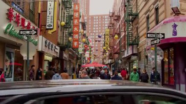 Çin Mahallesi, Manhattan, New York 'ta kalabalık bir Doyers Sokağı. Çin tabelaları arasında gezen ve alışveriş yapan turistlerle dolu. NYC, ABD, 11.5.2024.