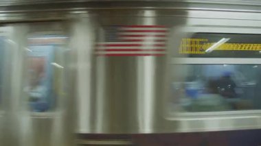 Bulanık New York metro treni hareket ediyor, metropoliten ulaşım akışını yakalıyor ve dinamik görüntüde şehir içi gidip gelen enerjiyi yakalıyor. NYC, ABD, 11.5.2024.
