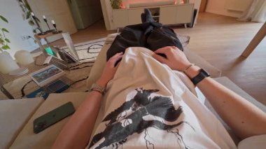 Kanepede uyuyan bir adamın ilk bakışı, uyanıyor, hazırlanıyor ve modern dairesi Berlin 'de çalışıyor, 5.8.2025.