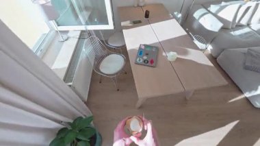 Kapuçino hazırlayan, laptopunu açan ve modern bir tasarım dairesi olan Berlin 'de, 5.8.2025' te çalışmaya başlayan bir adamın ilk kişi görüşü..