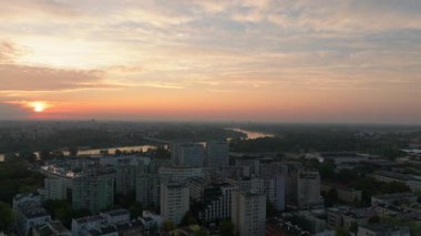 Havadan bakıldığında, Vistula Nehri üzerinde güneşin batışı, komünist dönemde inşa edilen komşuların da yer aldığı Warsaw siluetine sıcak bir ışık tutuyor..
