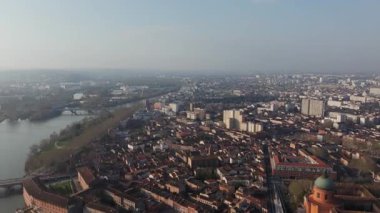 Hava görüntüsü Toulouse kentsel manzarasını yakalıyor, Garonne nehri tarihi şehir merkezinde Hopital de La Grave de dahil olmak üzere mimari aydınlatmalarla dolanıyor..