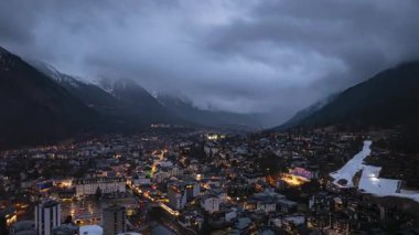 Zaman atlamalı hava manzarası Chamonix Mont Blanc 'ın alp tepeleri, parlayan binalar ve kayak yamacında yuva yaptığını gösteriyor..