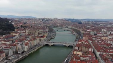 Havadan panoramik manzara Lyon ufuk çizgisini yakalıyor Saone nehri şehir manzarasını sararak, mimari şehir manzarasını ve şehir merkezini gözler önüne seriyor..