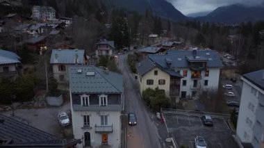 Fransız Alplerindeki Chamonix köyünün alacakaranlıktaki hava manzarası, geleneksel Chalets ve barışçıl bir atmosfere sahip..