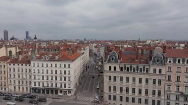 Lyon şehir manzarası mimari ahengi gösteriyor, tarihi yapıları modern tasarım ile harmanlıyor, bulutlu atmosfer altındaki şehir manzarasını yüksek perspektiften ortaya çıkarıyor..