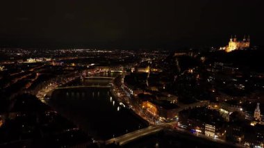 Gece vakti Lyon 'un havadan görünüşü, aydınlatılmış Saone nehri ve köprüleri, trafik ışıkları, şehir ışıkları, ve Fourviere bazilikası ile tepe.
