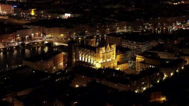 Lyon Katedrali görkemli bir şekilde Saint Jean Meydanı 'nda, aydınlatılmış şehir manzarasının ortasında duruyor, büyüleyici bir şehir manzarası yaratıyor..