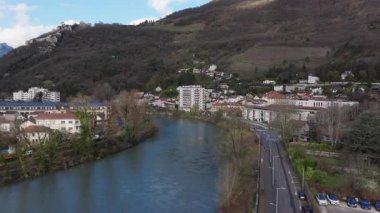 Grenobles kentsel arazisini ele geçiren hava manzarası, Bastille Tepesi 'nin yakınındaki Isere nehri alp dağ siluetlerine karşı..