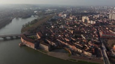 Garonne Nehri, Pont Neuf ve Fransız turizm merkezinin tarihi mimarisinin yer aldığı Toulouse şehir merkezinin yüksek açılı görüntüsü.