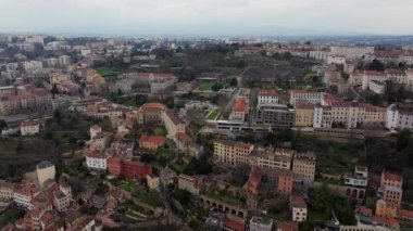 Panoramik hava manzarası Lyon 'un antik Roma tiyatrosu ve Odeon' un tarihi tepede yuva yaptığını gösteriyor. Mimari mirası bulutlu ufuk çizgisine karşı sergiliyor..