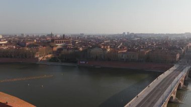 Tarihi Pont Neuf 'un altından geçen Garonne nehrinin yer aldığı Toulouse şehir manzarası kent mimarisi ve liman manzarasını ön plana çıkarıyor.